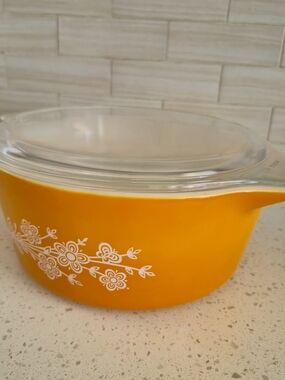 Vintage Pyrex Butterfly Gold 2.5L Casserole Dish with Lid (475-B)